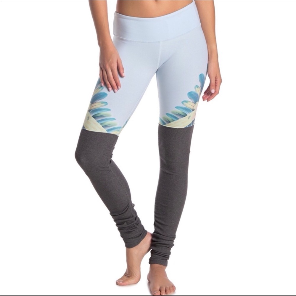 Alo Yoga Goddess Ribbed Legging Woman’s Size Large Tropical Feathers Print/Grey - Picture 13 of 13